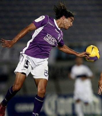 15 - lvaro Gonzlez: experiente meio-campista de 34 anos. Formado no Defensor, passou por dois gigantes do futebol sul-americano: Boca Juniors-ARG e Nacional-URU. Jogou ainda no futebol italiano, em clubes como Lazio e Torino. Atuou tambm no Atlas-MEX. Foi titular nos trs primeiros jogos da Copa Libertadores.