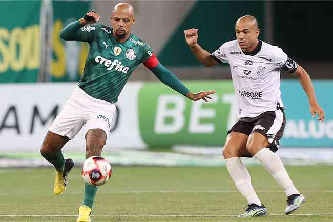 Felipe Melo disputa jogada com Roger: Palmeiras  batido em casa com gol nos acrscimos