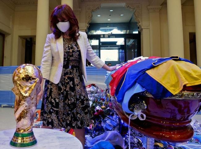 Velrio de Diego Armando Maradona na Casa Rosada, sede do governo argentino, em Buenos Aires. Ao longo desta quinta-feira (26/11), despedida dos fs rendeu imagens marcantes: choro, homenagens e at rivais se consolando pela partida do dolo. Maradona morreu aos 60 anos aps uma parada cardiorrespiratria.