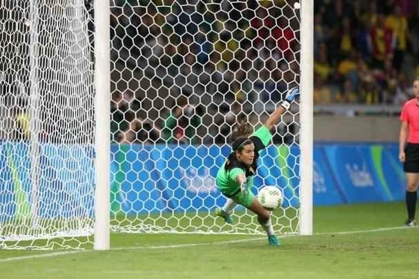 Imagens emocionantes das cobranas de pnaltis no Mineiro e da classificao do Brasil s semifinais do torneio feminino de futebol dos Jogos Olmpicos. Goleira Brbara pegou pnalti e deu vitria  Seleo por 7 a 6 sobre a Austrlia. Com 52 mil pagantes, estdio foi  loucura.