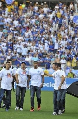 Jlio Baptista foi apresentado com uma novidade pelo departamento de marketing do Cruzeiro. O jogador entrou no gramado do Mineiro em um carro-forte e deu a volta no estdio. O veculo apresentava a frase: Patrimnio Scio do Futebol. Quando o meia desceu, ele foi saudado pelos torcedores e fogos foram lanados.
