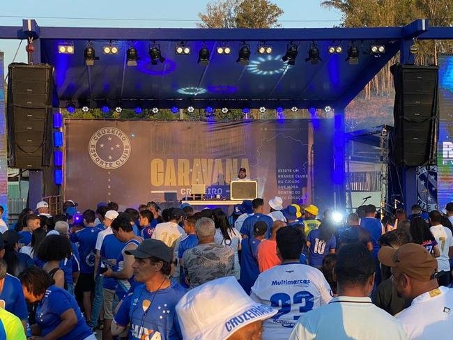 Caravana do Cruzeiro em Conselheiro Lafaiete, com a presena de Ronaldo Fenmeno. Milhares de torcedores cruzeirenses compareceram ao Parque de Exposies Tancredo Neves para prestigiar o evento oficial do clube