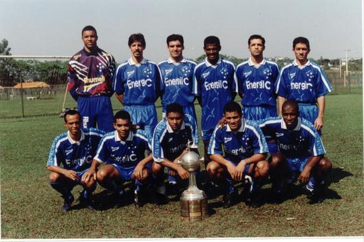 Time posa para foto oficial na Toca da Raposa