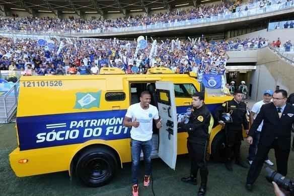 Jlio Baptista foi apresentado com uma novidade pelo departamento de marketing do Cruzeiro. O jogador entrou no gramado do Mineiro em um carro-forte e deu a volta no estdio. O veculo apresentava a frase: Patrimnio Scio do Futebol. Quando o meia desceu, ele foi saudado pelos torcedores e fogos foram lanados.   