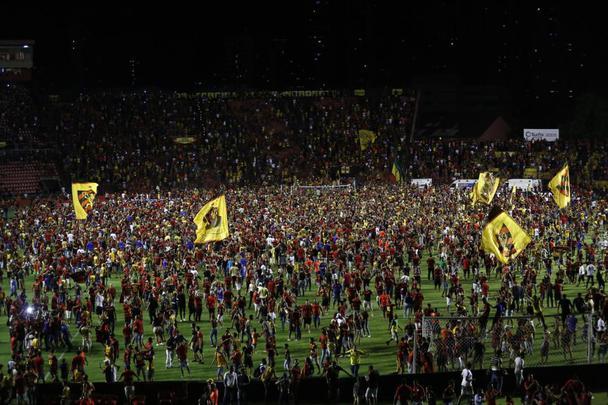 Com a conquista do acesso, a torcida do Sport extravasou e fez a festa no gramado da Ilha do Retiro