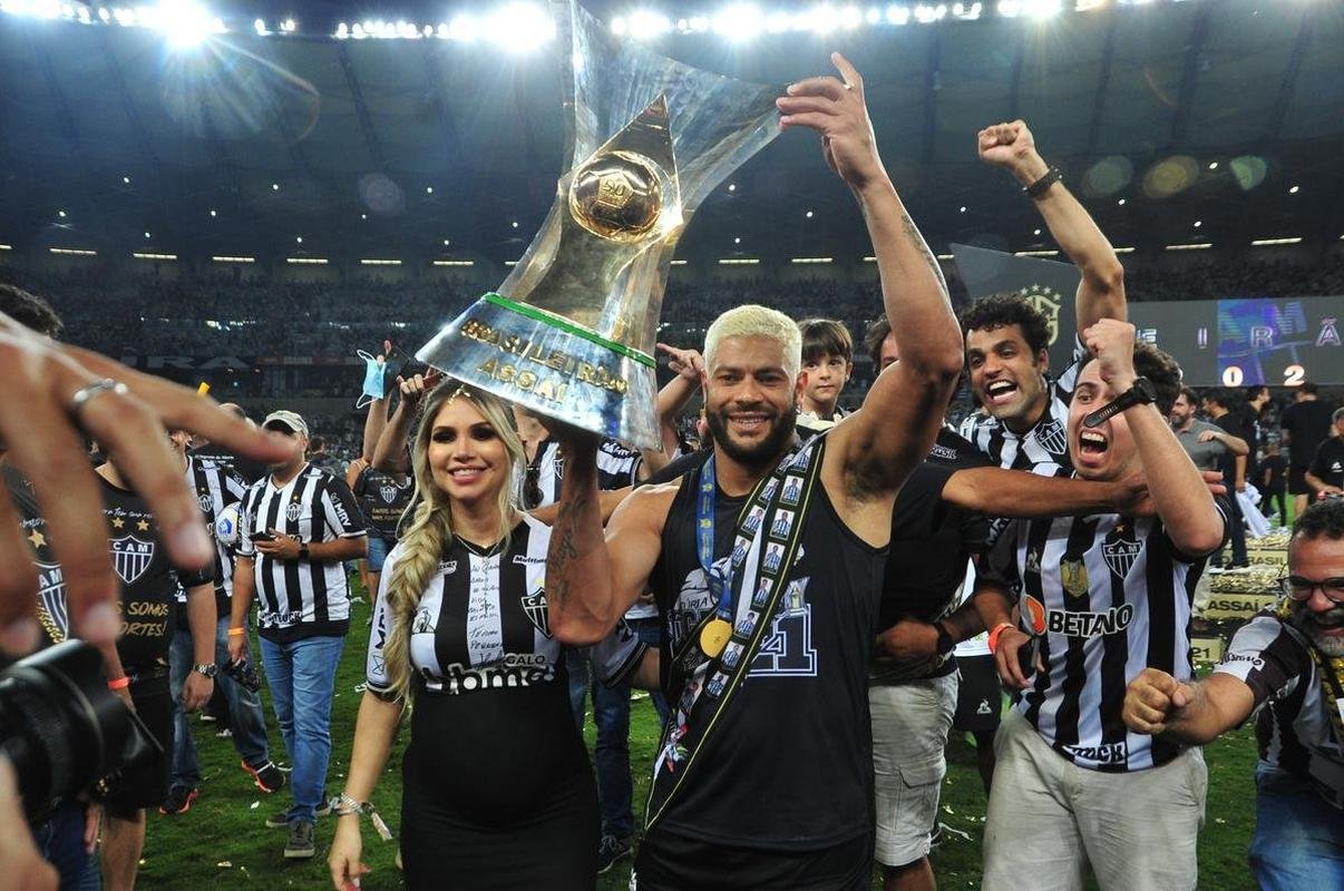 Atltico ergue a taa de campeo brasileiro e d a volta olmpica diante da torcida alvinegra, no Mineiro