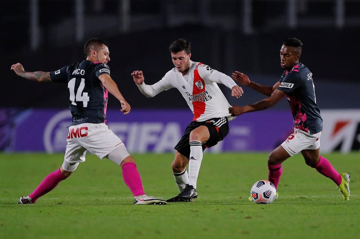 Com 25 casos simultneos de COVID-19, River Plate enfrentou Independiente Santa Fe-COL com apenas 11 jogadores disponveis e com o volante Enzo Prez improvisado como goleiro.