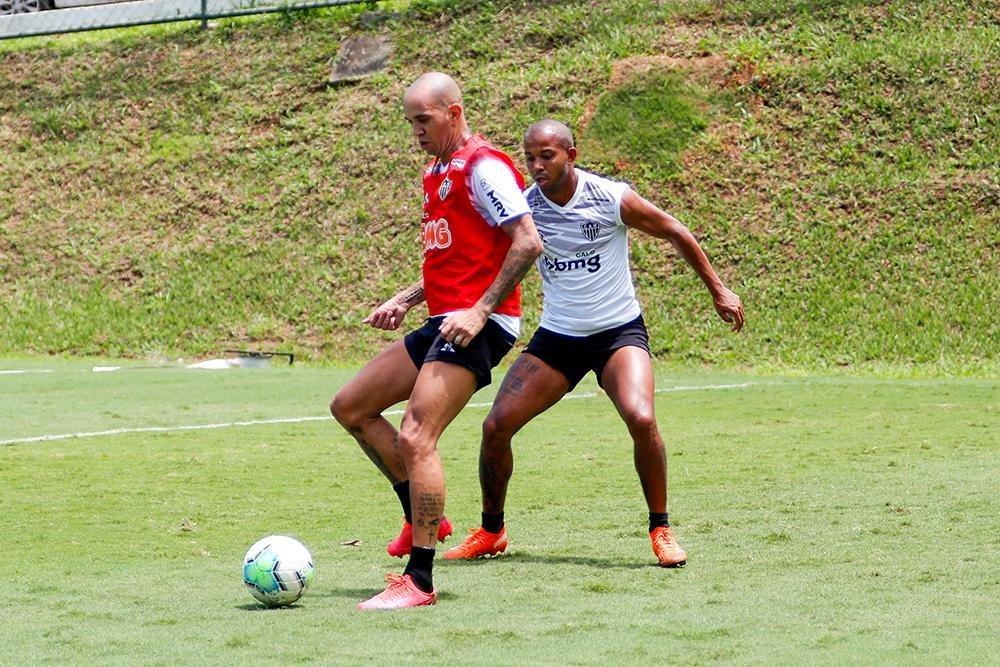Tardelli treina com bola na Cidade do Galo