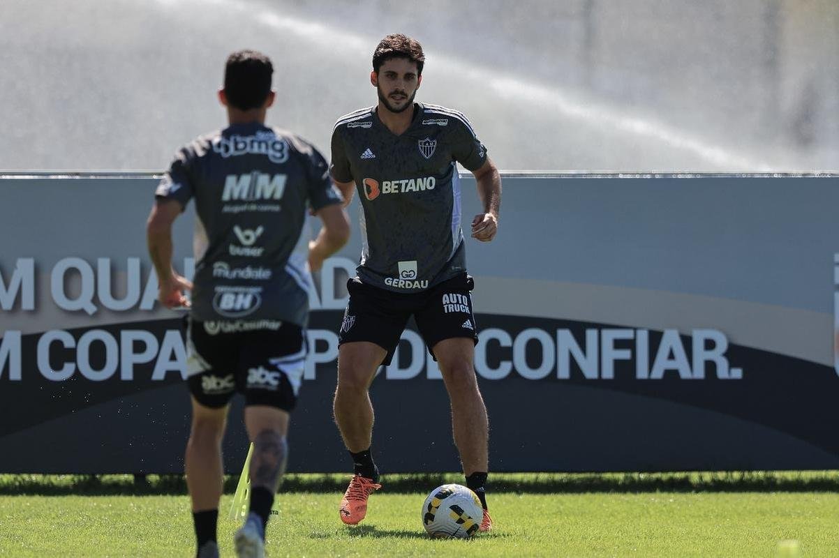 Nesta quinta-feira (28), o Atltico realizou o terceiro treino na Cidade do Galo aps o retorno de Cuca. Durante a atividade, o treinador conversou com o presidente do clube, Srgio Coelho.