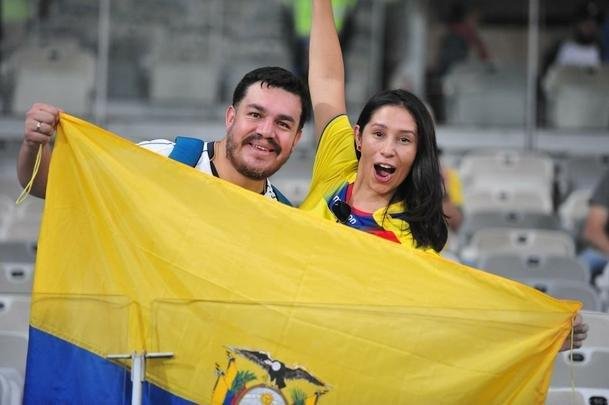 Fotos das torcidas de Uruguai e Equador no Mineiro