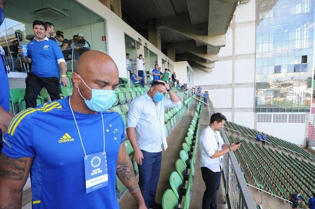 Ronaldo prestigiou vitria do Cruzeiro sobre a URT, por 3 a 0, no Independncia, e foi ovacionado pela torcida celeste