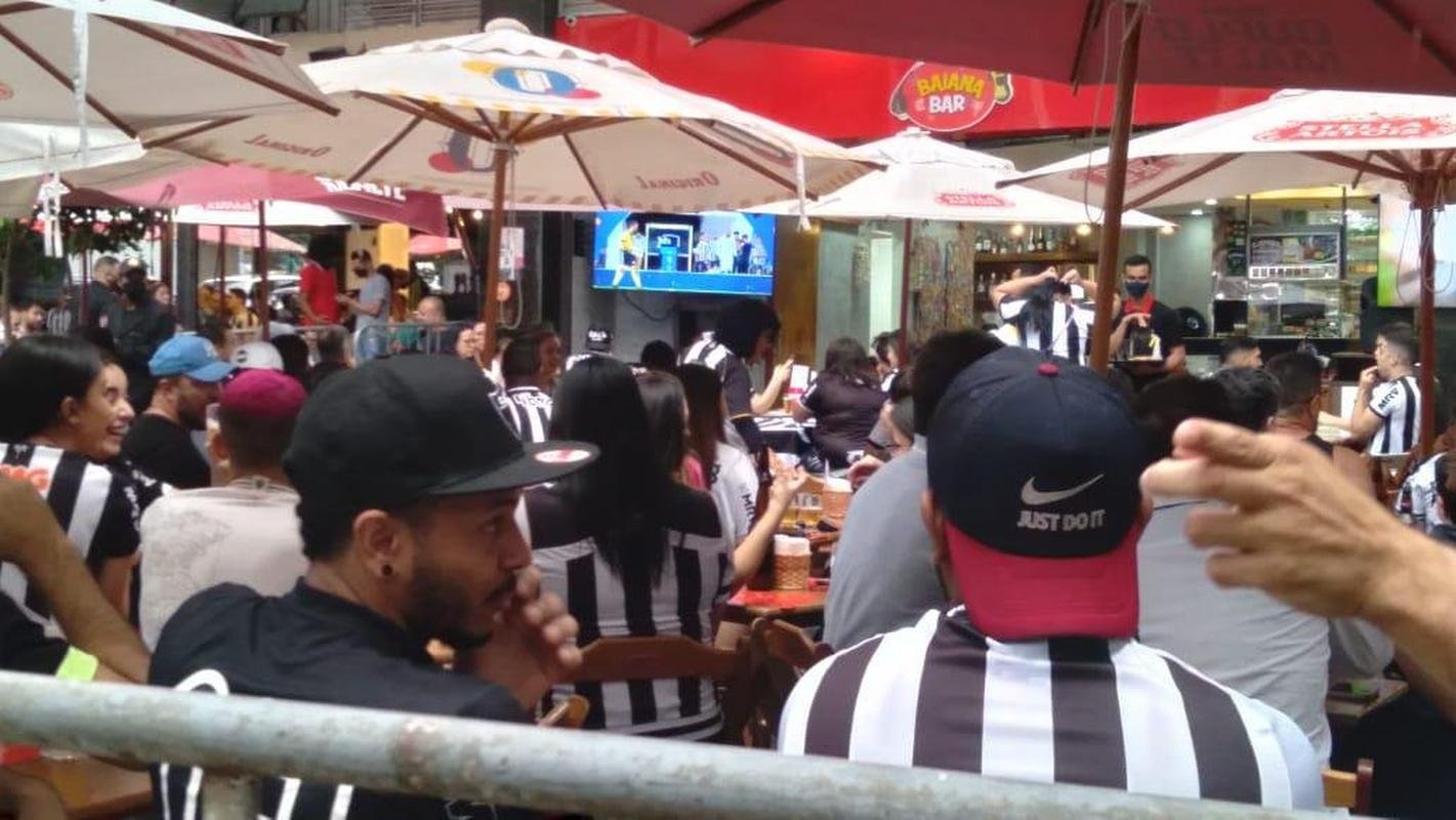 Nesta quinta-feira (2), torcedores do Atltico lotaram os bares de BH para acompanhar Bahia x Galo, jogo adiado da 32 rodada do Campeonato Brasileiro. Na imagem, regio da Savassi.