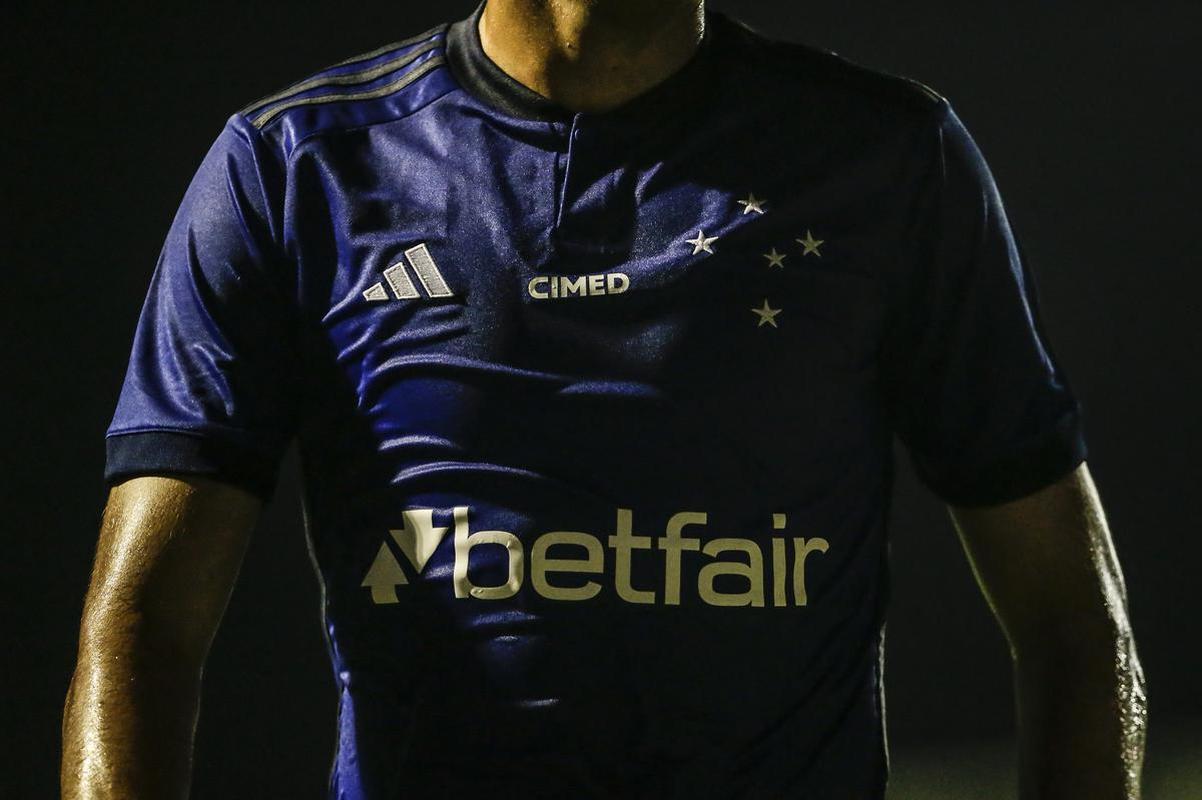 Neste sbado (18/2), o Cruzeiro visitou o Alapo do Bonfim, em Nova Lima, para medir foras com o Villa Nova, pela 6 rodada do Campeonato Mineiro. O time celeste venceu por 4 a 0 - gols de Gilberto (3) e Mateus Vital.