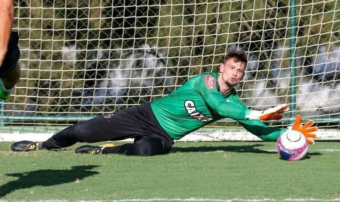 Michael - O goleiro de 24 anos comeou nas categorias de base do So Paulo e chegou ao Atltico em 2014, para atuar na equipe sub-20. Em 2017, foi emprestado ao Novorizontino-SP e disputou o Campeonato Paulista. Ainda naquele ano, retornou ao Galo para compor o elenco da extinta equipe de Aspirantes (sub-23) e, posteriormente, ser reintegrado ao time principal. Em julho de 2019, durante um treinamento, o goleiro caiu de mau jeito ao defender uma bola e sofreu uma luxao no ombro esquerdo. Michael ainda no atuou como profissional pelo Atltico.