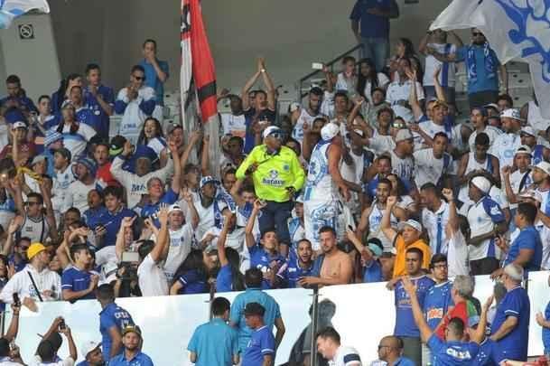 Torcida do Cruzeiro compareceu em bom nmero ao Mineiro para partida contra o Vitria pelo Brasileiro