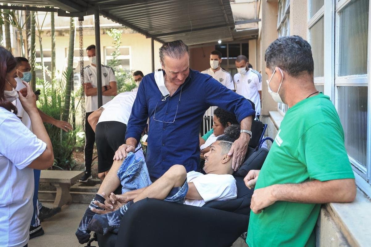 Jogadores do Atltico visitam Ncleo Assistencial Caminhos para Jesus