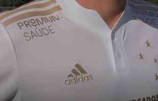 Cruzeiro lanou camisa branca, com detalhes em dourado, nesta quinta-feira (6 de maio)