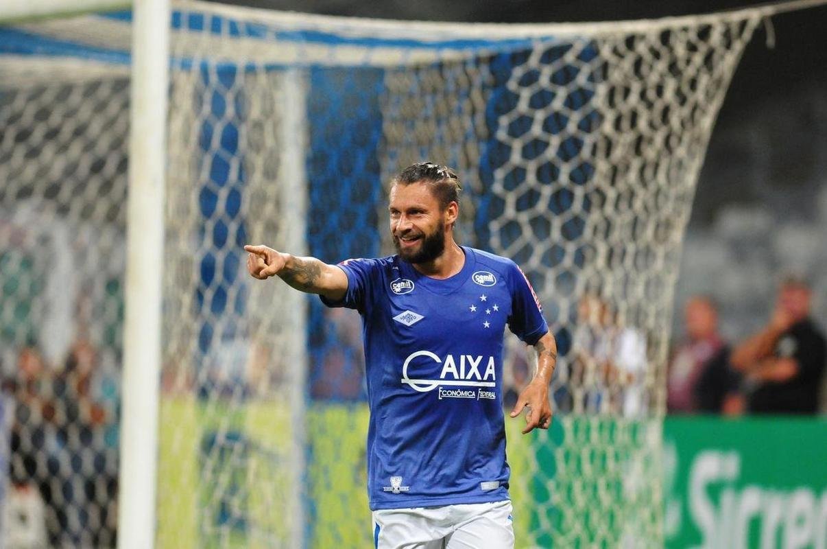 2017 - Rafael Sobis, do Cruzeiro (foto), Lo Gamalho, do Gois, e Lucas Barrios, do Grmio, foram os artilheiros com cinco gols