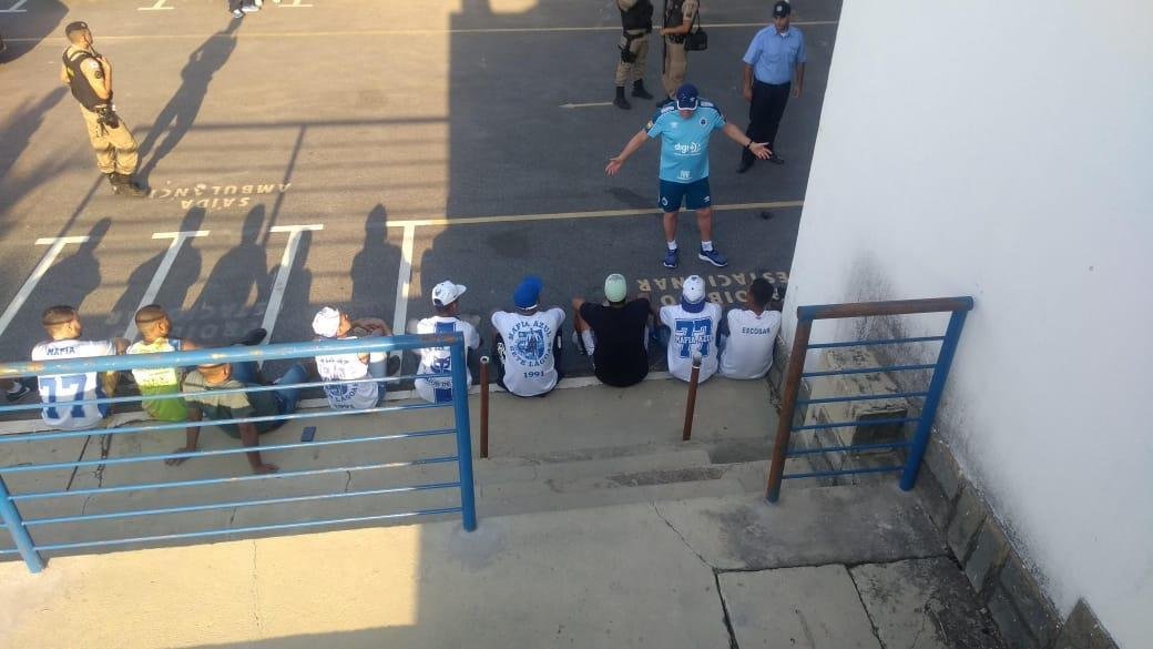 Integrantes da torcida organizada Mfia Azul arrombaram porto da Toca da Raposa II, invadiram gramado durante treino e cobraram reao dos jogadores do Cruzeiro no Campeonato Brasileiro. Tcnico Abel Braga teve que intervir para evitar confronto de torcedores e atletas.