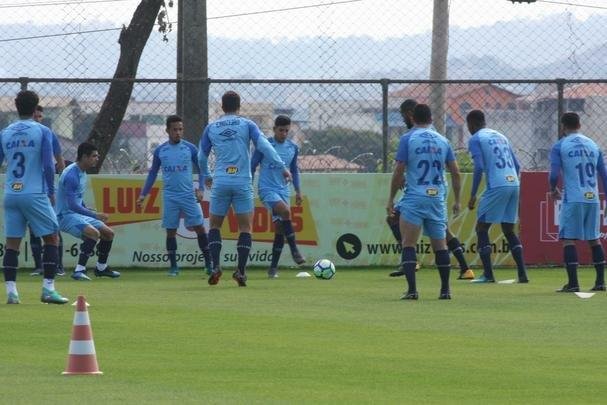 Presidente do Cruzeiro, Wagner Pires de S, acompanhou treino deste sbado, na Toca da Raposa II. Mais uma vez, Arrascaeta treinou normalmente e est cotado para iniciar como titular diante do Atltico-PR, na segunda-feira, no Mineiro, pelas oitavas de final da Copa do Brasil