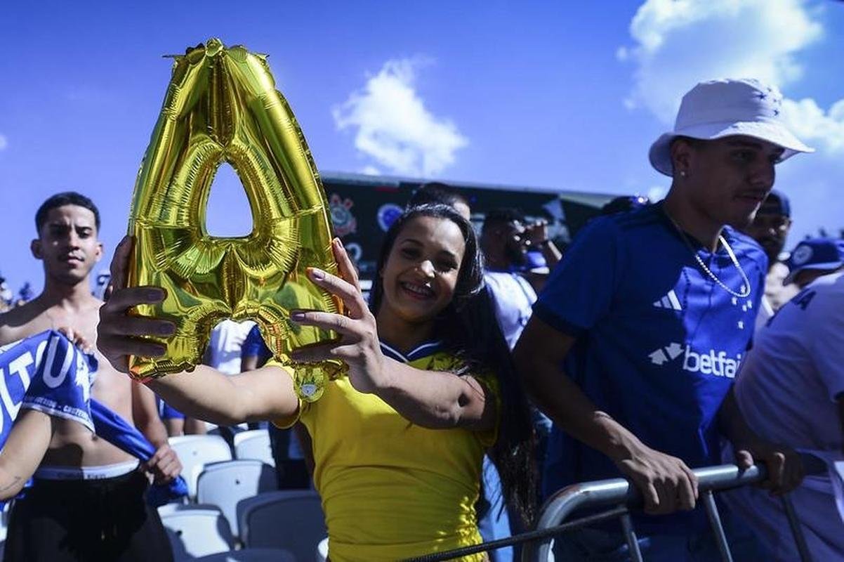 Torcida do Cruzeiro na Neo Qumica Arena, em So Paulo