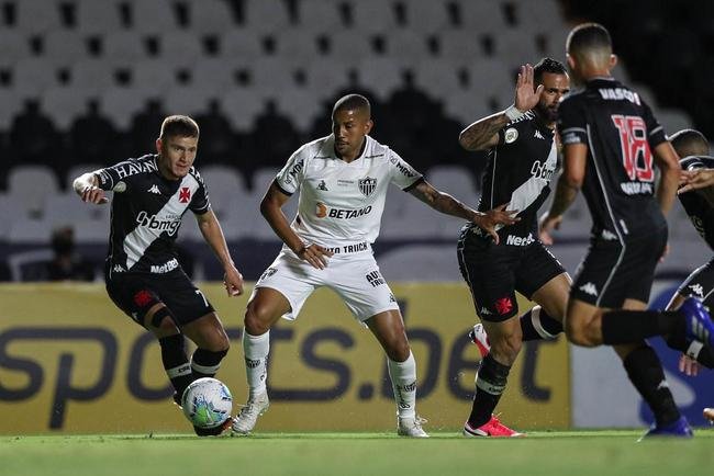 Janeiro e fevereiro/2021 - Na reta final do Campeonato Brasileiro de 2020, que aconteceu no incio de 2021, o Atltico perdeu pontos importantes e acabou deixando a taa escapar. Foram derrotas para Vasco (3 a 2) e Gois (1 a 0), alm de empates com Fluminense e Bahia. O Galo acabou a competio trs pontos a menos do que o campeo Flamengo.