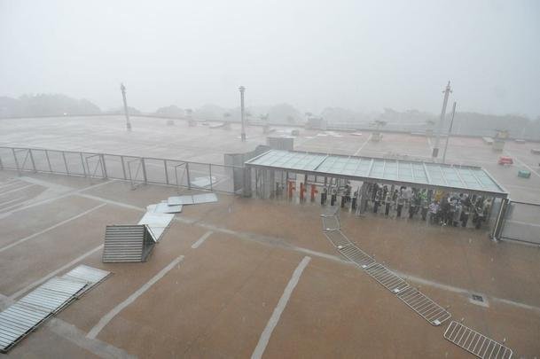Chuva forte, com granizo, causou transtornos neste domingo  tarde no Mineiro antes do clssico entre Cruzeiro e Amrica pelo Campeonato Mineiro. Do lado de fora, o forte vento derrubou divisrias que separam acessos ao estdio, perto das catracas. J o gramado ficou bastante alagado por muito tempo.