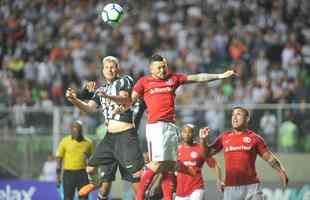 Em jogo com chuva de granizo e 'apago' no Horto, Galo  batido pelo Internacional por 1 a 0