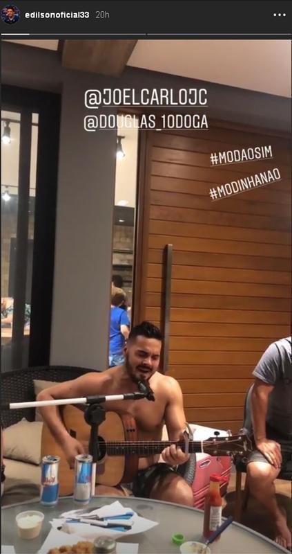 Lateral-direito Edilson curte moda de viola com amigos