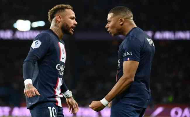 Neymar e Mbapp comemoram gol que deu a vitria ao PSG no clssico contra o Olympique de Marseille