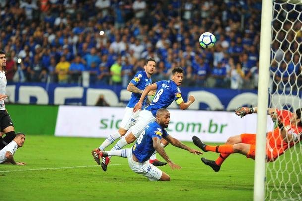 Cruzeiro conseguiu abrir vantagem de 1 a 0 no fim do primeiro tempo, com gol de cabea de Thiago Neves