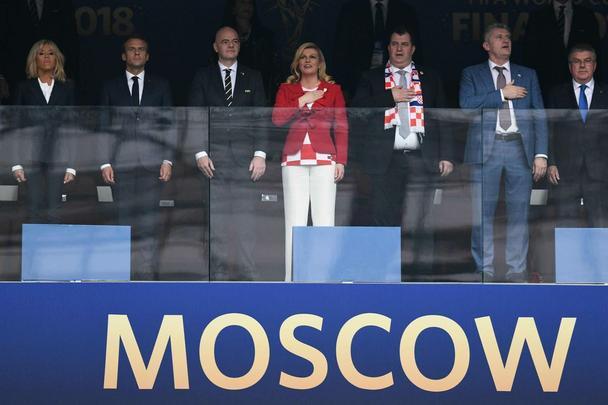 Presidente francês Emmanuel Macron, presidente croata Kolinda Grabar-Kitarovic, presidente da Fifa Gianni Infantino e o presidente russo Vladimir Putin no estádio Luzhniki, em Moscou