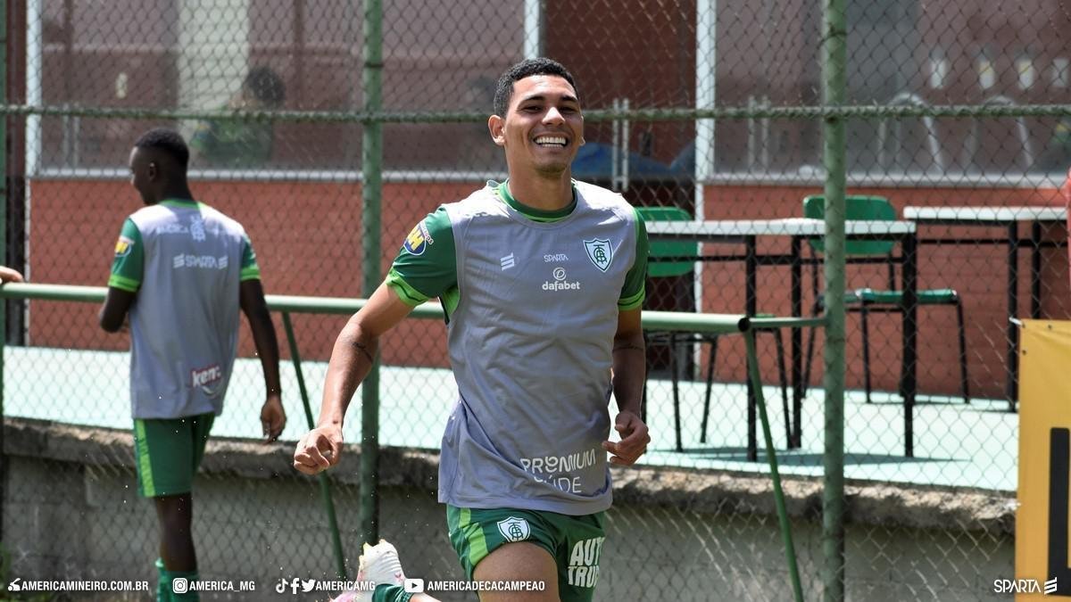 O volante Lo Gomes testou positivo para COVID-19 no dia 3 de maro