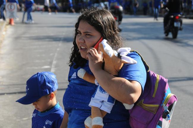 Chegada da torcida do Cruzeiro ao Mineiro para o jogo contra a Ponte Preta pela 13 rodada da Srie B do Campeonato Brasileiro. Estdio voltou a receber grande pblico