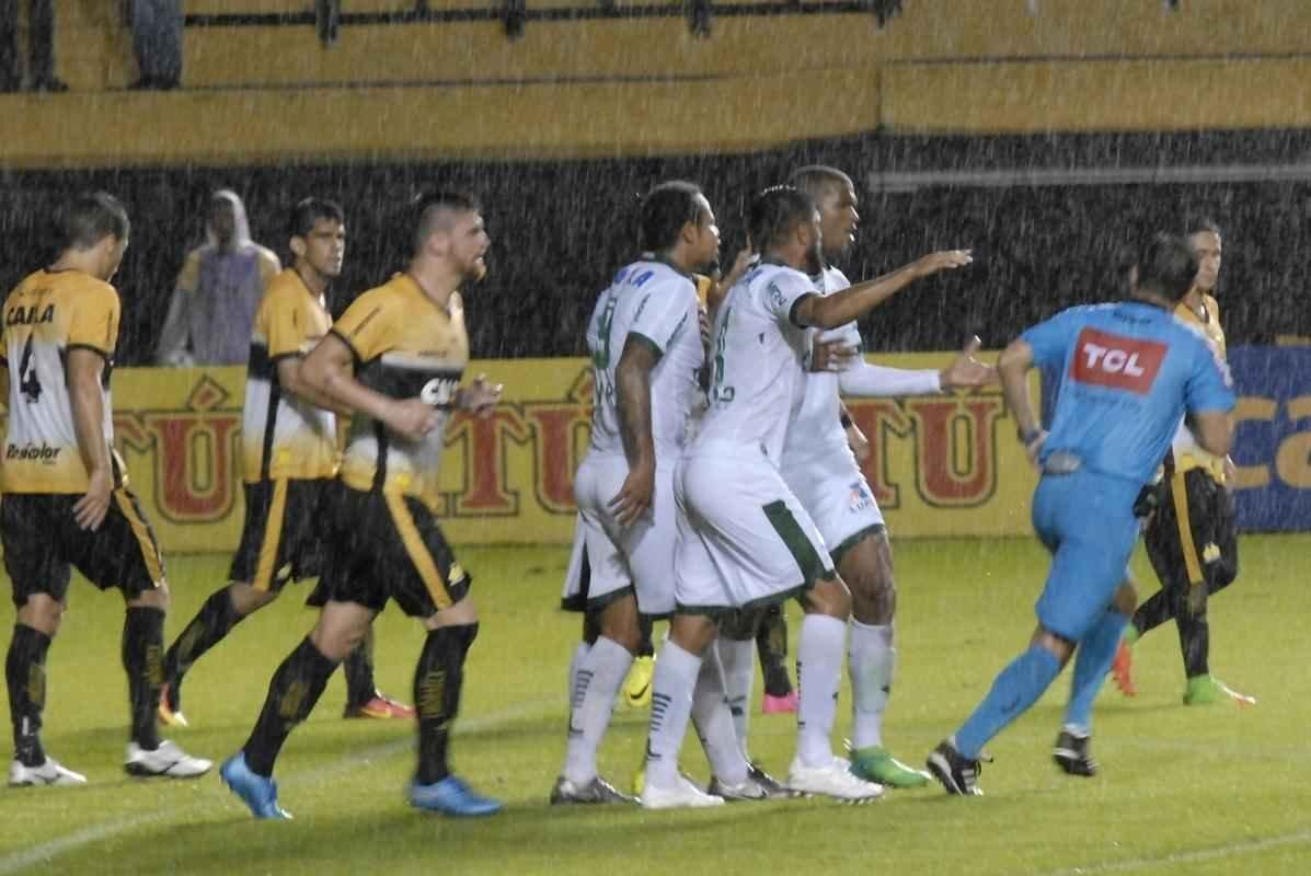 Fotos da vitria de virada do Amrica sobre o Cricima no Estdio Heriberto Hulse, em Cricima, pela Srie B