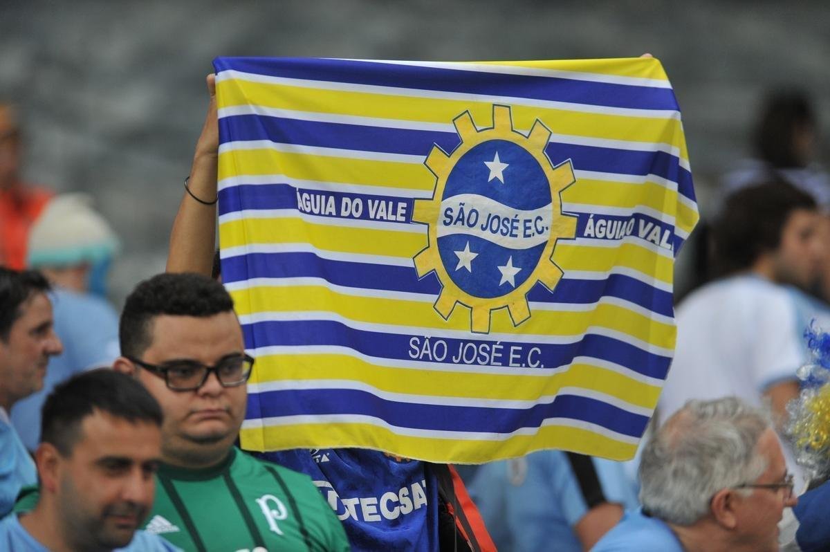 Fotos das torcidas de Uruguai e Equador no Mineiro