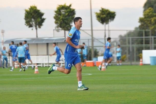 Cruzeiro iniciou sua intertemporada nesta segunda-feira na Toca da Raposa II. Tcnico Mano Menezes contou com elenco completo. Grupo agora comea preparao para decises com Atltico na Copa do Brasil, River Plate na Copa Libertadores e 29 rodadas restantes do Campeonato Brasileiro