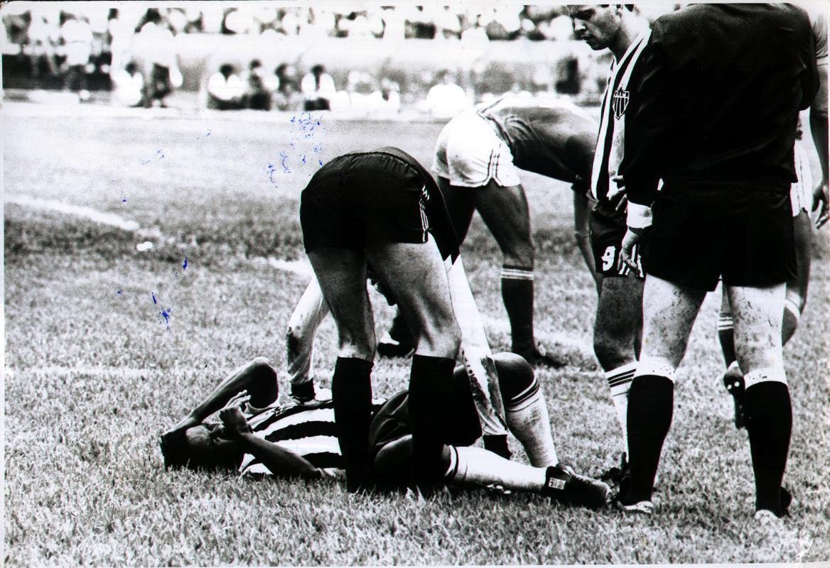 Copa do Mundo de 1978 (Argentina) - Com os problemas crnicos no joelho, o atacante atleticano Reinaldo chegou 'baleado' para a Copa. Marcou apenas um gol, na estreia contra a Sucia, e jogou no sacrifcio outras duas partidas. Aps o Mundial, teve que ser submetido a nova cirurgia.