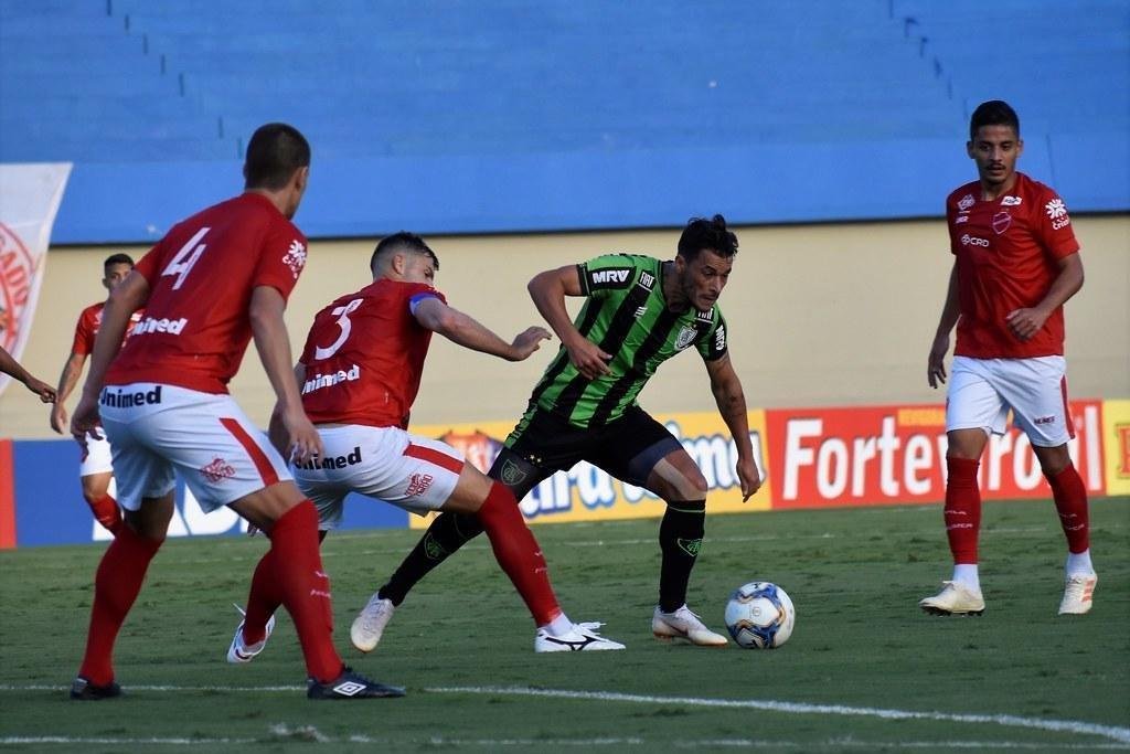 Fotos do empate entre Vila Nova e Amrica