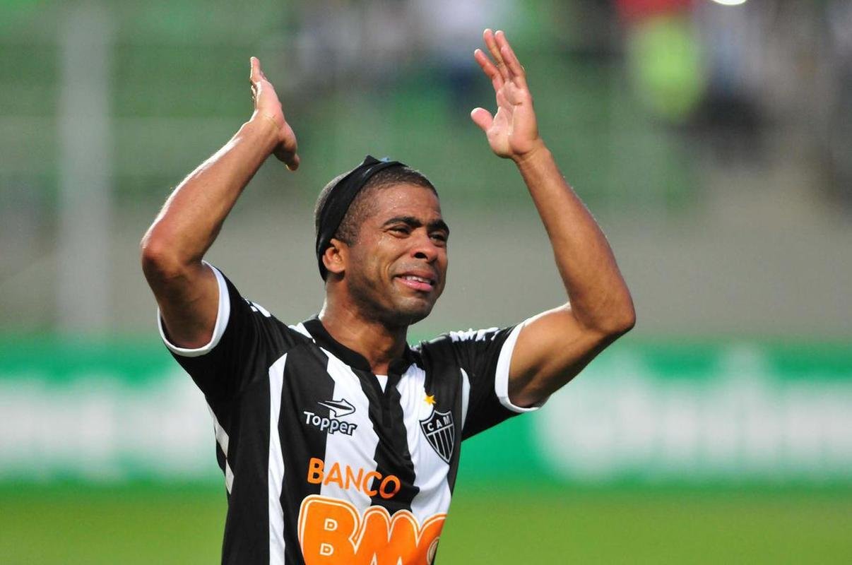 Jnior Csar (lateral-esquerdo)