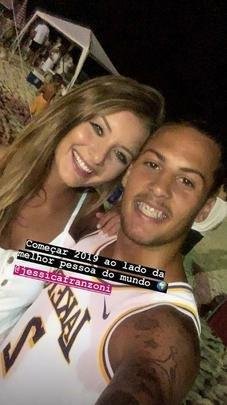 A virada foi de muito amor para Guga, refor�o do Atl�tico, na Praia da Barra, Rio de Janeiro
