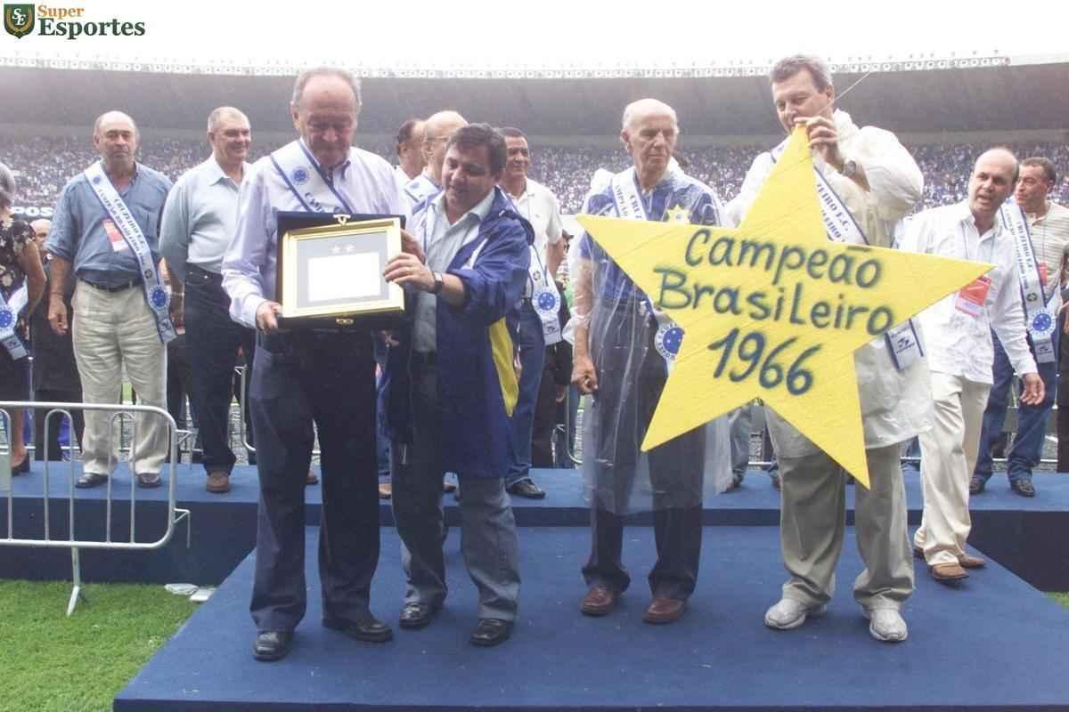 Campeões brasileiros de 2003 receberam as faixas dos vencedores da Taça Brasil de 1966. Encontro no Mineirão, antes da vitória por 5 a 2 sobre o Fluminense, reuniu duas gerações inesquecíveis para o torcedor cruzeirense.