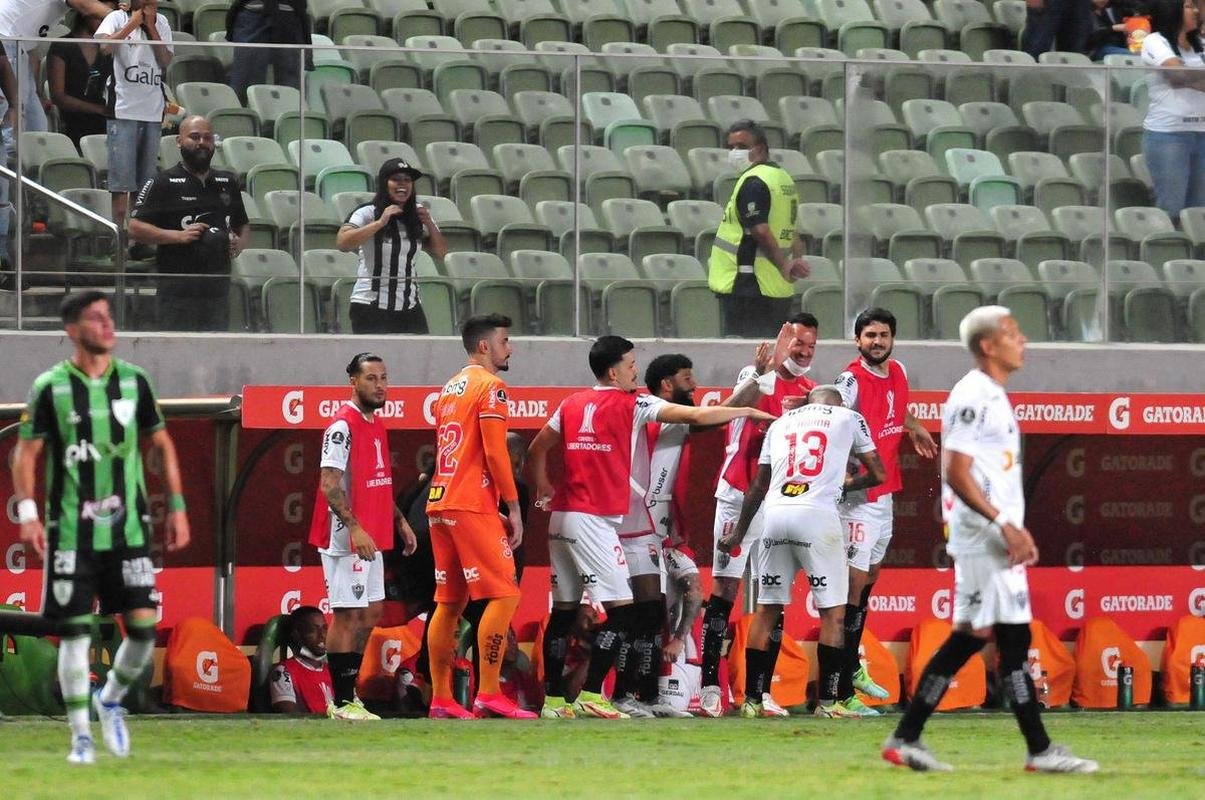 Fotos do gol de Arana, do Atltico, sobre o Amrica no clssico pela Copa Libertadores, no Independncia