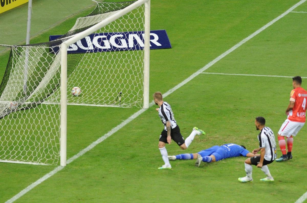 No segundo tempo, o Tombense saiu na frente, com gol de pnalti de Rubens. Logo depois, Sasha empatou para o Galo, aps falha pontual do goleiro Felipe. 