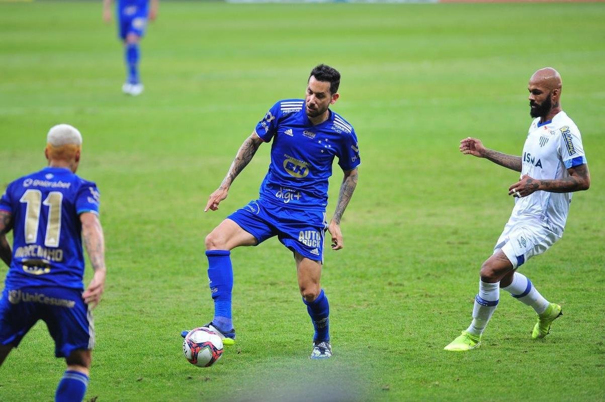 Com gols de Marcos Serrato e Renato (2), o Ava venceu o Cruzeiro por 3 a 0, neste sbado, no Mineiro, pela 12 rodada da Srie B