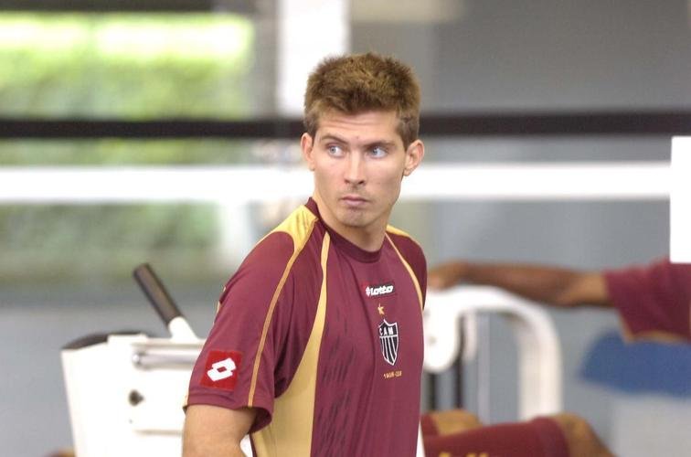 Mariano Trípodi - Formado nas categorias de base do Boca Jrs., Mariano Trípodi chegou ao Atlético ainda jovem, na temporada 2009. Com o aval do treinador Emerson Leão, o atacante foi contratado por empréstimo junto ao Santos. Deixou o clube mineiro após a chegada de Celso Roth para o comando técnico. No Galo, teve pouco destaque: atuou cinco vezes e não balançou as redes.