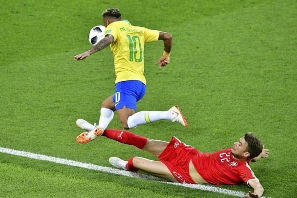Poucas quedas, assistência e 'ousadia': a atuação de Neymar contra a Sérvia