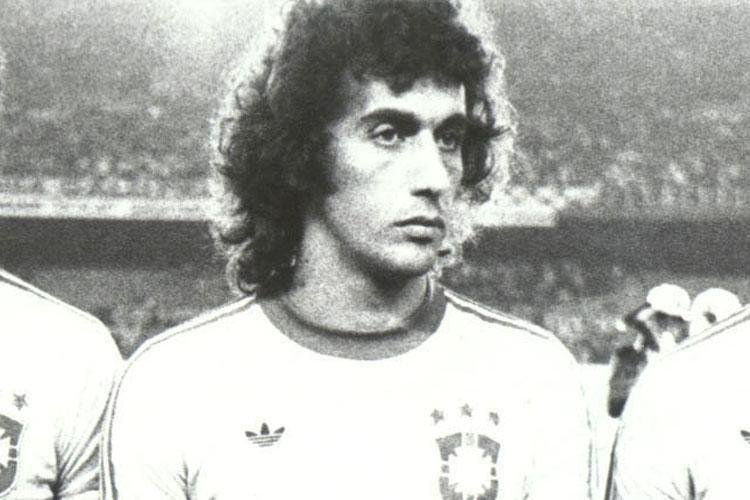 Nelinho - O lateral-direito escreveu uma bonita histria no Cruzeiro, com 411 jogos e 104 gols. Com a camisa da Seleo Brasilera disputou duas Copas do Mundo, em 1974, na Alemanha, e em 1978, na Argentina. Foi dele um dos gols mais bonitos de todos os mundiais: em partida da disputa do terceiro lugar contra a Itlia, ele acertou um chute de trivela, a bola fez uma curva impressionante e entrou. O Brasil venceu por 2 a 1. Depois que abandonou os gramados, Nelinho foi comentarista. Hoje, administra uma academia em Belo Horizonte.