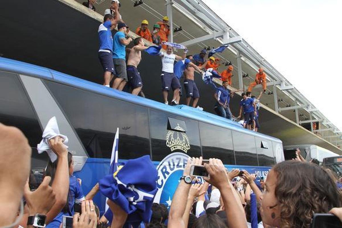 Na chegada ao Aeroporto de Confins, jogadores do Cruzeiro, campees brasileiros, fizeram festa com a torcida e at subiram no teto do nibus do clube