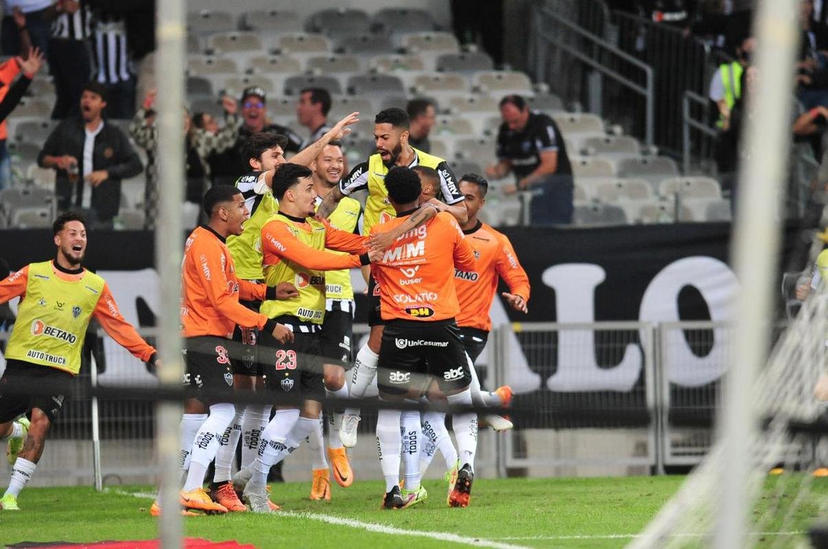 Atltico 2 x 0 Flamengo: Ademir marca de cabea aps grande jogada e assistncia de Hulk